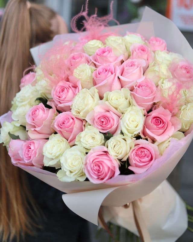 Bouquet de 51 roses roses et blanches, 60 cm