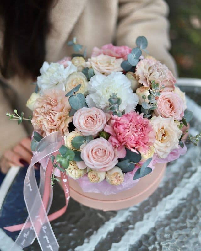  Boîte avec Rose Bombastic et Œillets