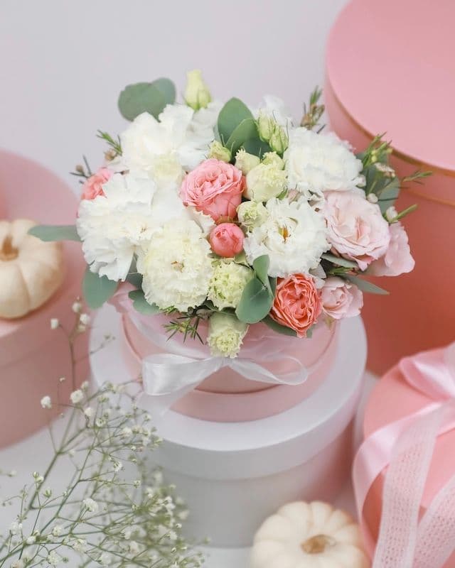 Boîte lumineuse avec lisianthus et roses