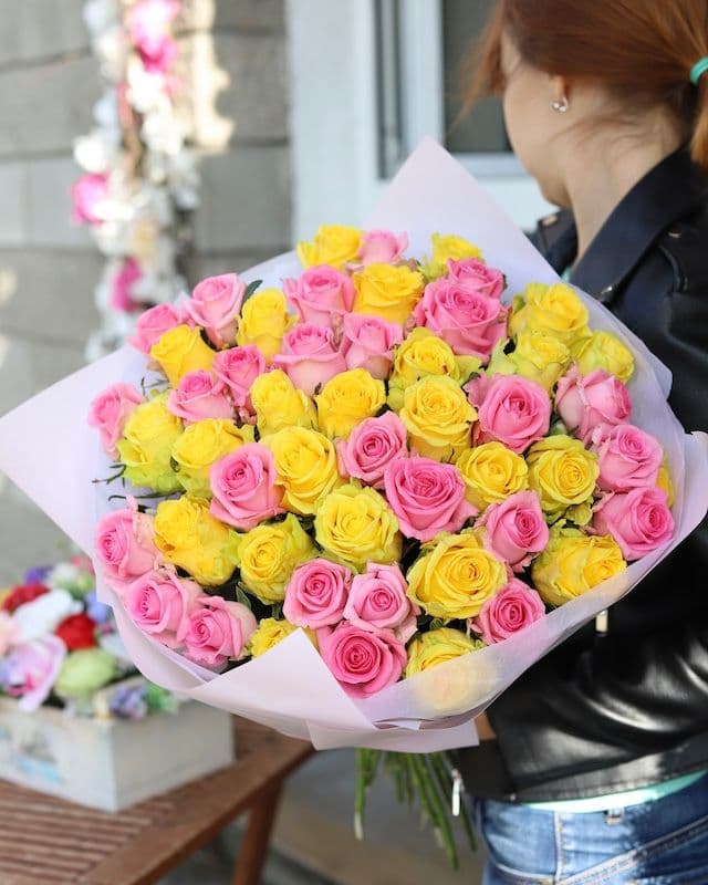 Bouquet de 45 roses roses et jaunes