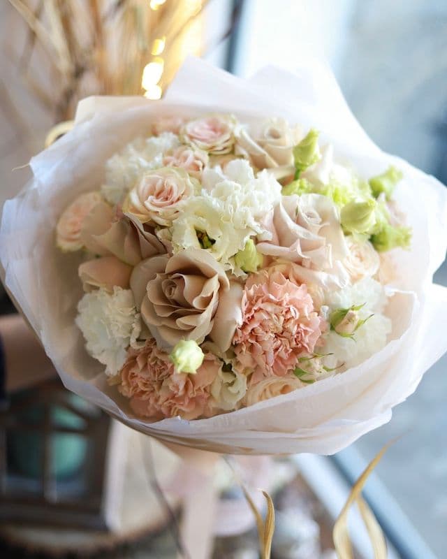 Сreme bouquet avec rose Cappuccino