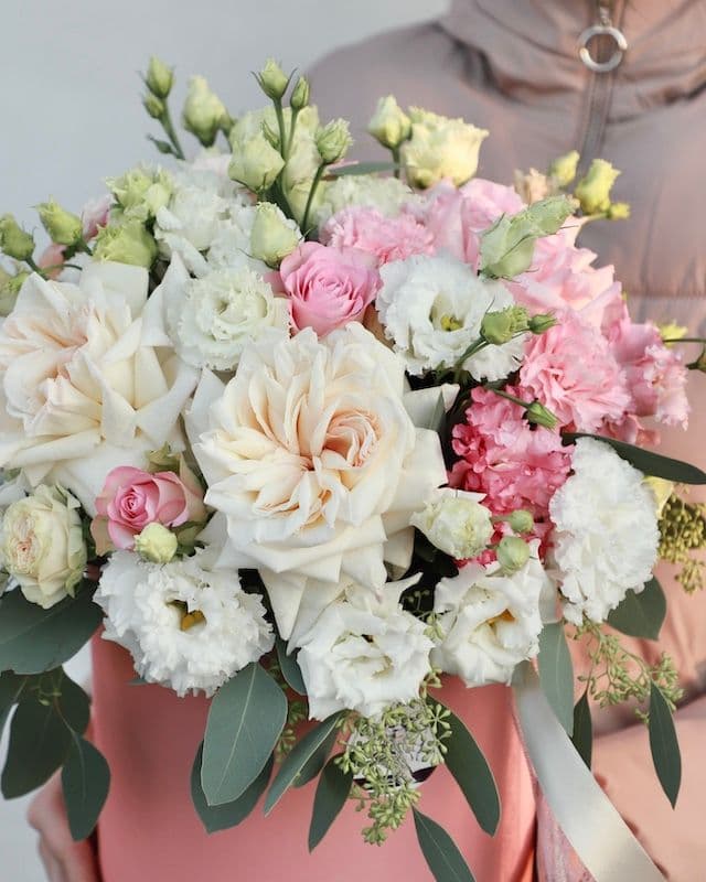 Boîte avec Rose White O'Hara et Lisianthus