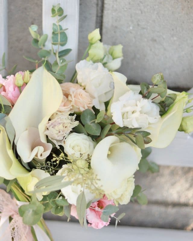 Bouquet de mariée avec des callas et des roses buisson