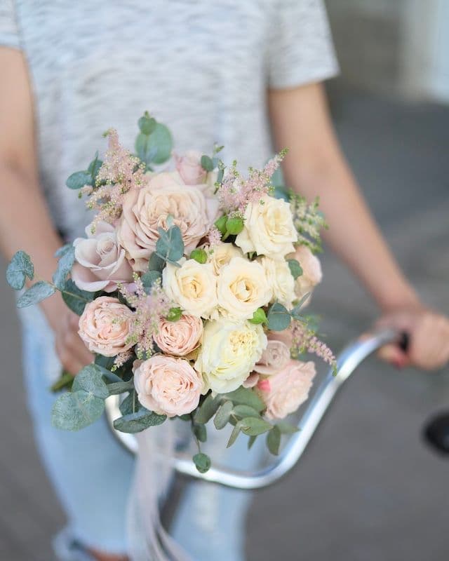 Bouquet de Mariée – Roses Rose Poudré, Eucalyptus & Astilbe
