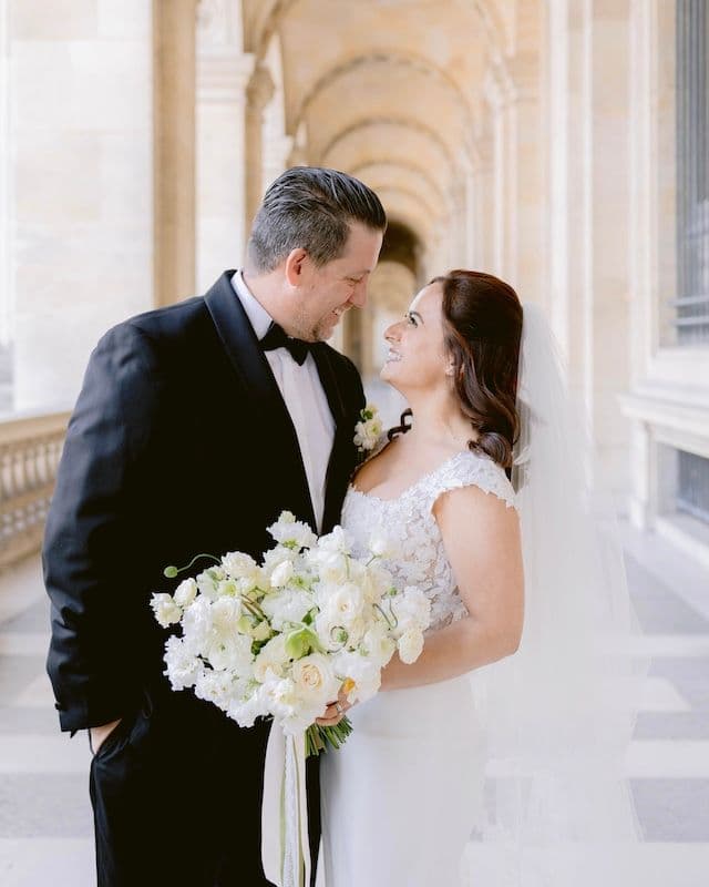 Bouquet de Mariée & Boutonnière – Blanc & Crème Classique Moderne