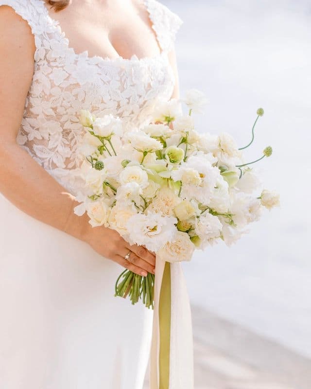 Bouquet de Mariée & Boutonnière – Blanc & Crème Classique Moderne