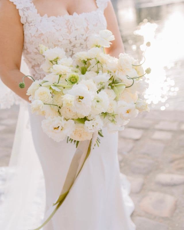 Bouquet de Mariée & Boutonnière – Blanc & Crème Classique Moderne