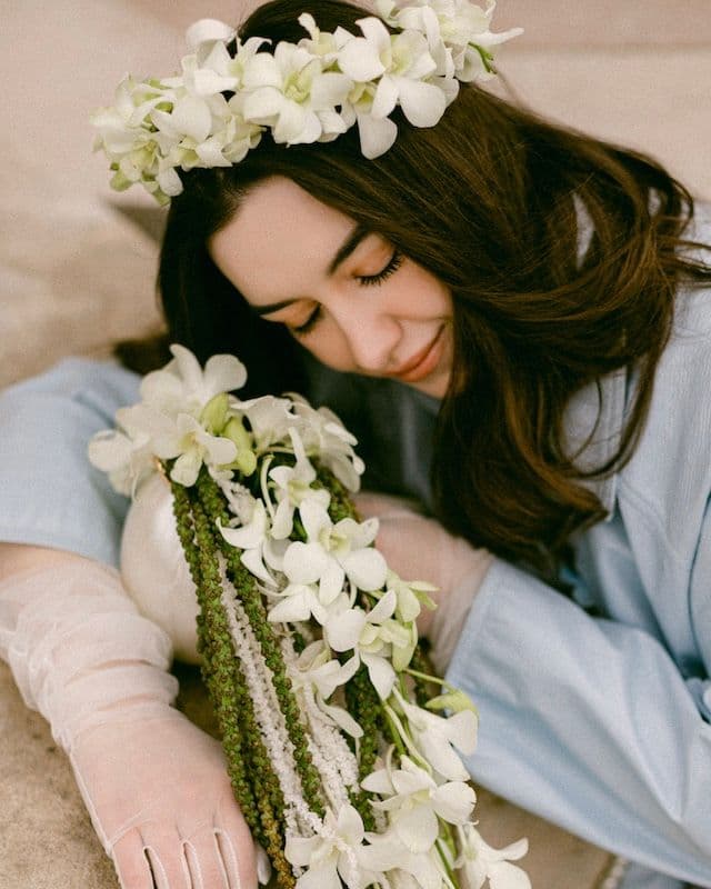 Bouquet de mariée en sac perlé – Orchidée dendrobium et amarante