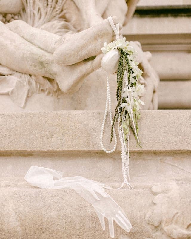 Bouquet de mariée en sac perlé – Orchidée dendrobium et amarante