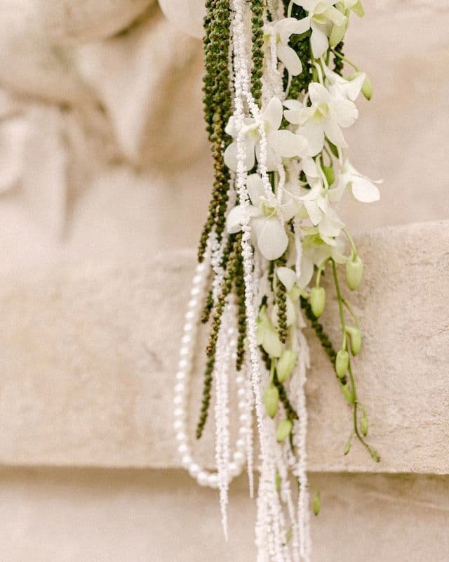 Bouquet de mariée en sac perlé – Orchidée dendrobium et amarante