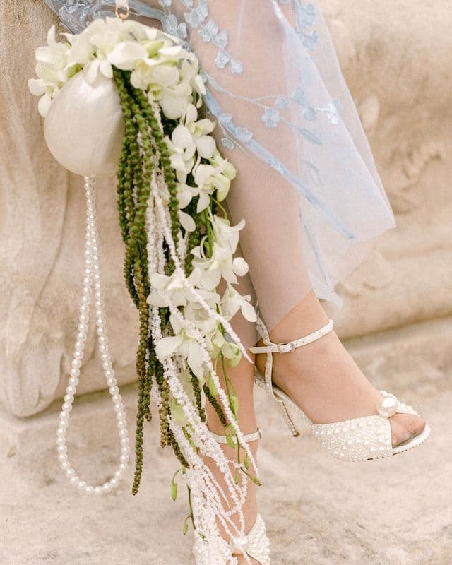 Bouquet de mariée en sac perlé – Orchidée dendrobium et amarante