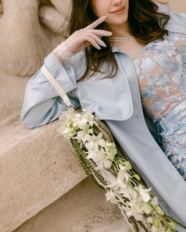 Bouquet de mariée en sac perlé – Orchidée dendrobium et amarante