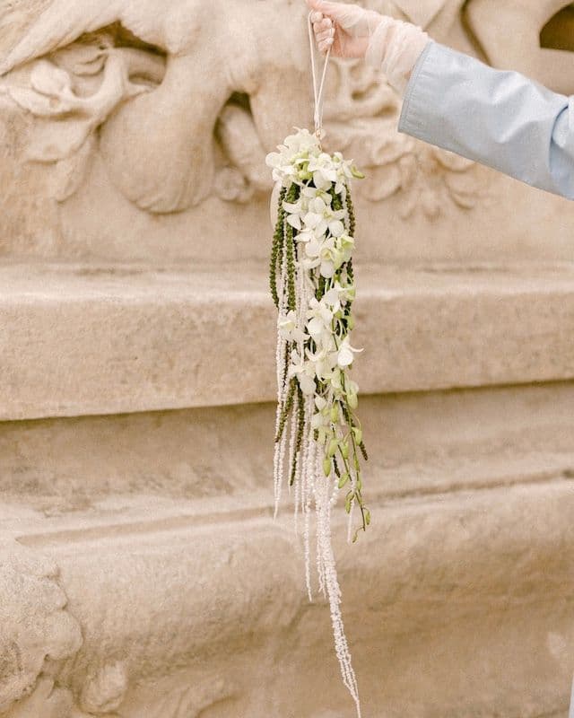 Bouquet de mariée en sac perlé – Orchidée dendrobium et amarante