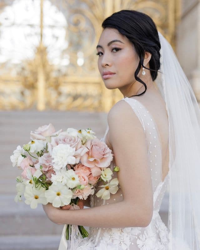 Set de cérémonie – Deux compositions au sol, bouquet de mariée et boutonnière