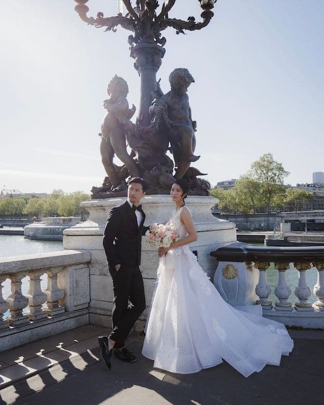 Set de cérémonie – Deux compositions au sol, bouquet de mariée et boutonnière