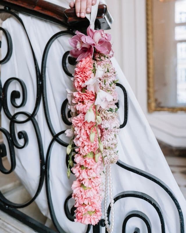 Bouquet de mariée suspendu en style sculptural – Palette rose