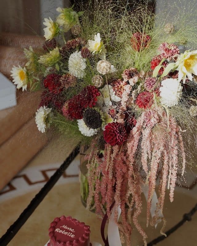 Composition florale automnale dans une riche palette – Tournesols, Dahlias, Panicum