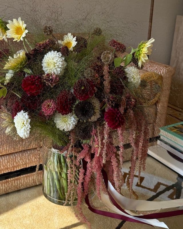 Composition florale automnale dans une riche palette – Tournesols, Dahlias, Panicum