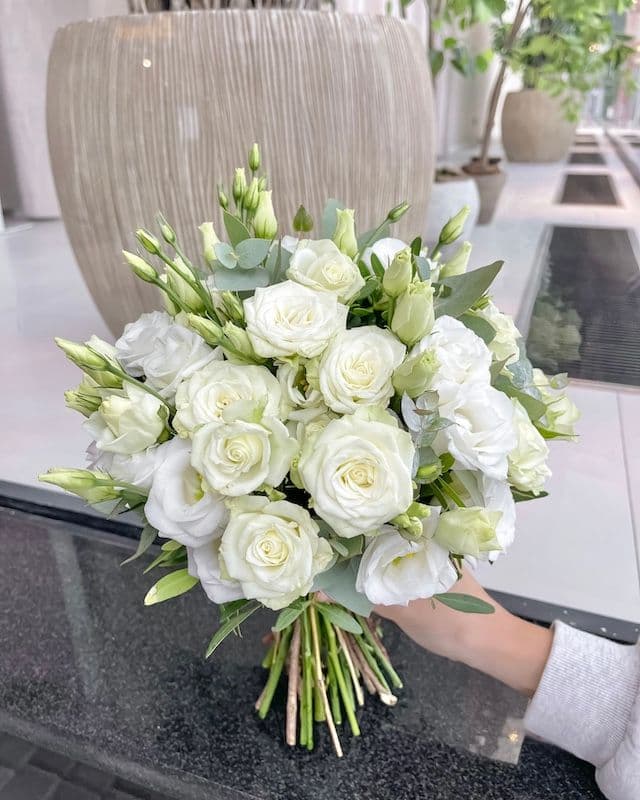 Bouquet de Mariée Rond Classique – Roses Branchues Blanches & Lisianthus