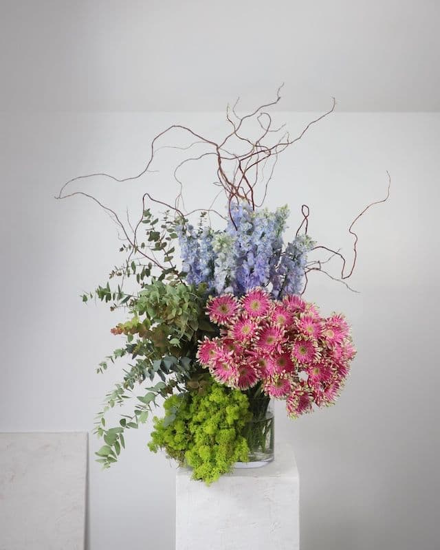 Composition florale moderne et excentrique avec gerberas Pasta roses, delphinium bleu, eucalyptus