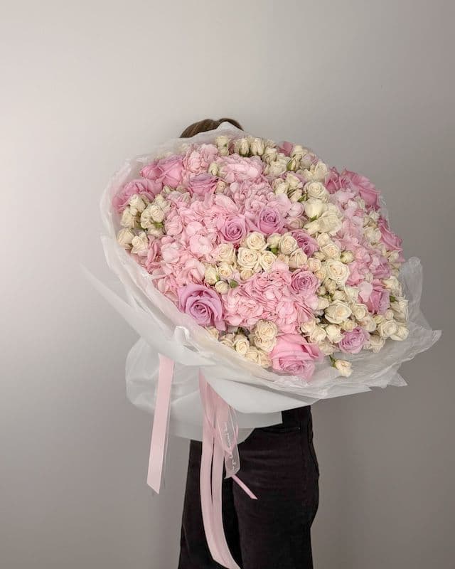 Bouquet généreux d’hortensias et de roses