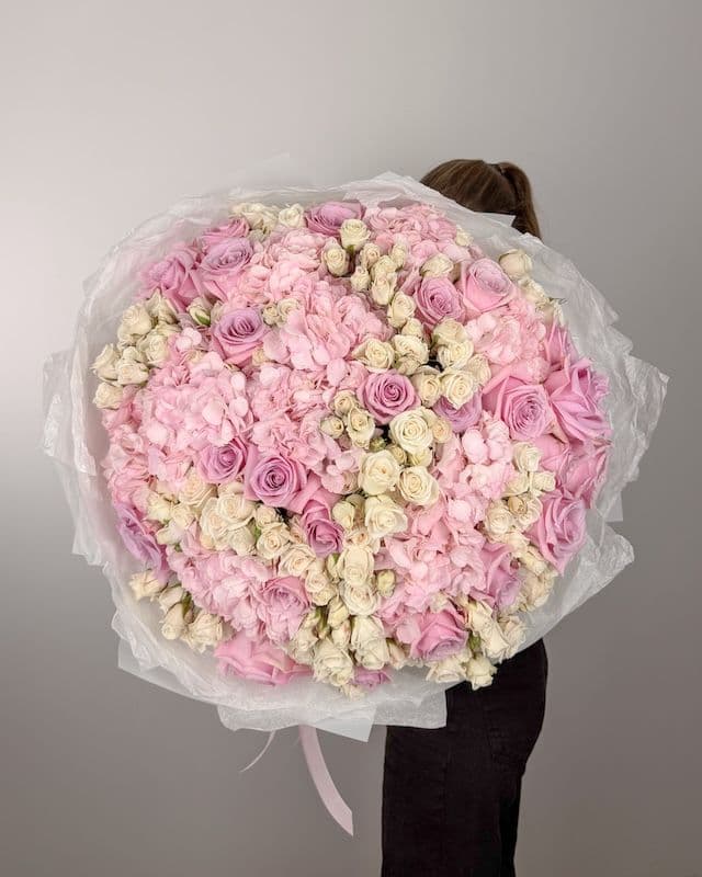 Bouquet généreux d’hortensias et de roses
