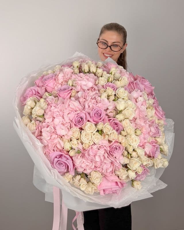 Bouquet généreux d’hortensias et de roses