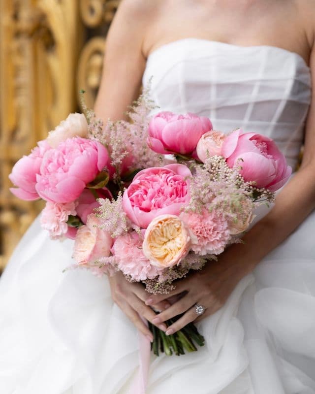 Bouquet de mariée rose – Pivoines, Œillets, Astilbe, Roses & Ozothamnus