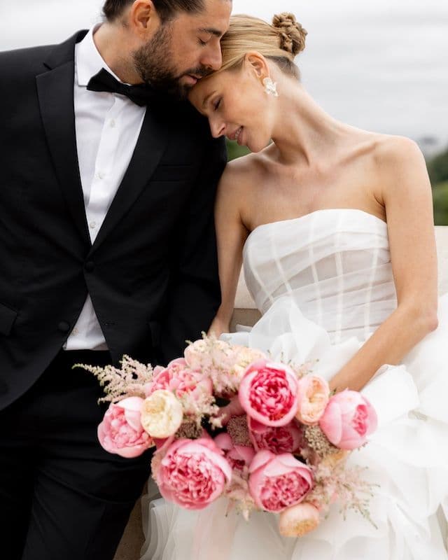 Bouquet de mariée rose – Pivoines, Œillets, Astilbe, Roses & Ozothamnus