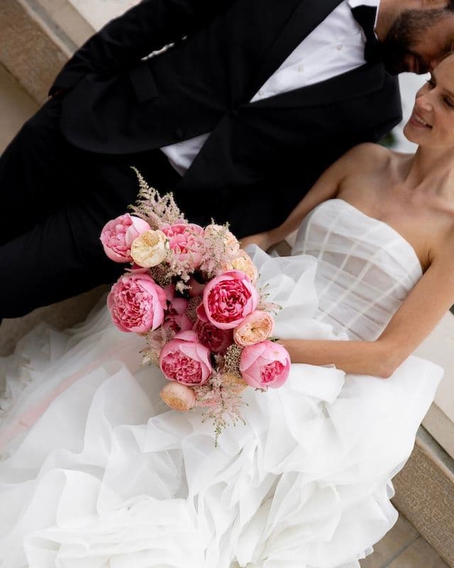 Bouquet de mariée rose – Pivoines, Œillets, Astilbe, Roses & Ozothamnus