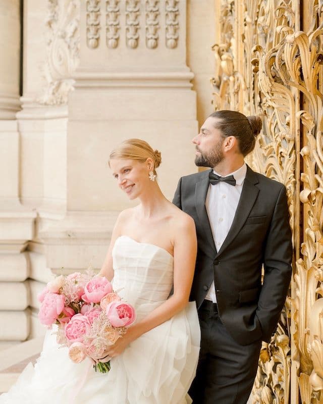 Bouquet de mariée rose – Pivoines, Œillets, Astilbe, Roses & Ozothamnus