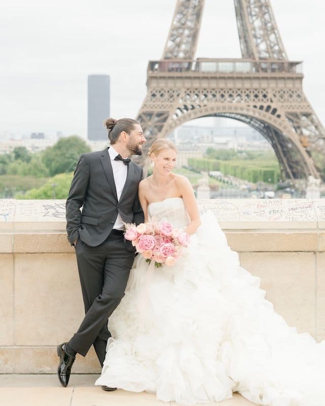 Bouquet de mariée rose – Pivoines, Œillets, Astilbe, Roses & Ozothamnus