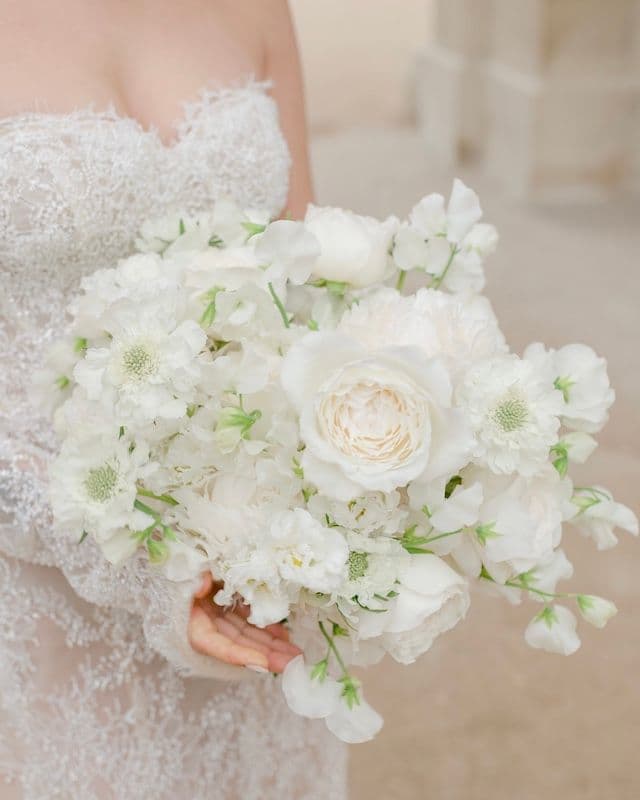 Bouquet de mariée oversize – Élégance blanche en style classique moderne