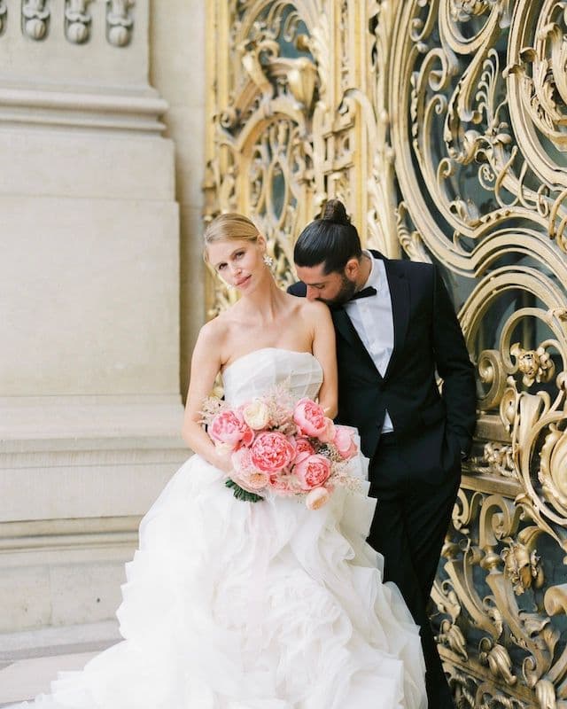 Bouquet de mariée rose – Pivoines, Œillets, Astilbe, Roses & Ozothamnus