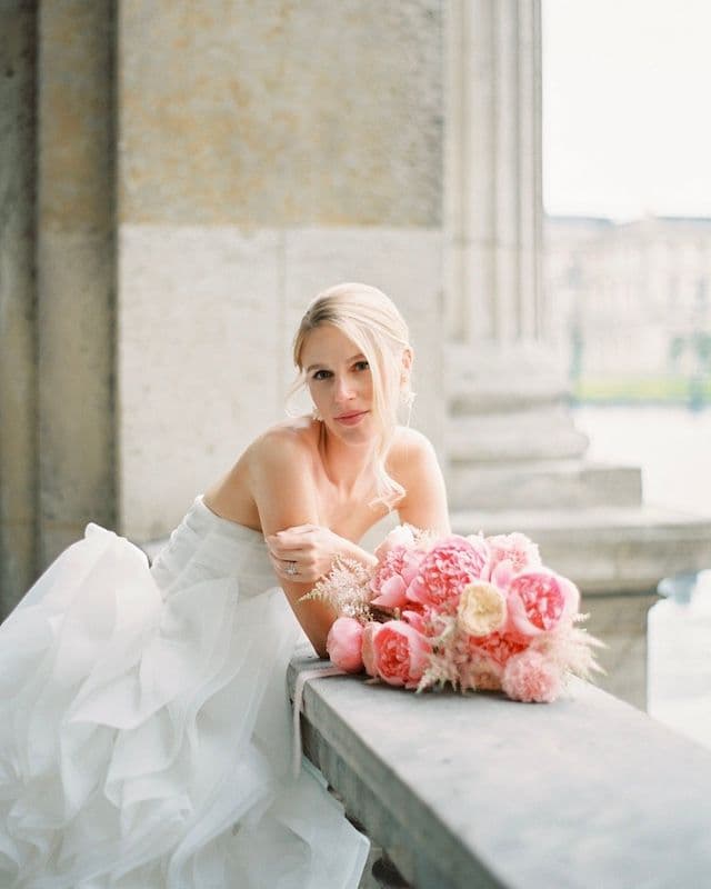 Bouquet de mariée rose – Pivoines, Œillets, Astilbe, Roses & Ozothamnus