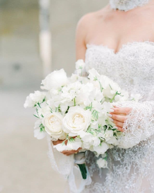 Bouquet de mariée oversize – Élégance blanche en style classique moderne