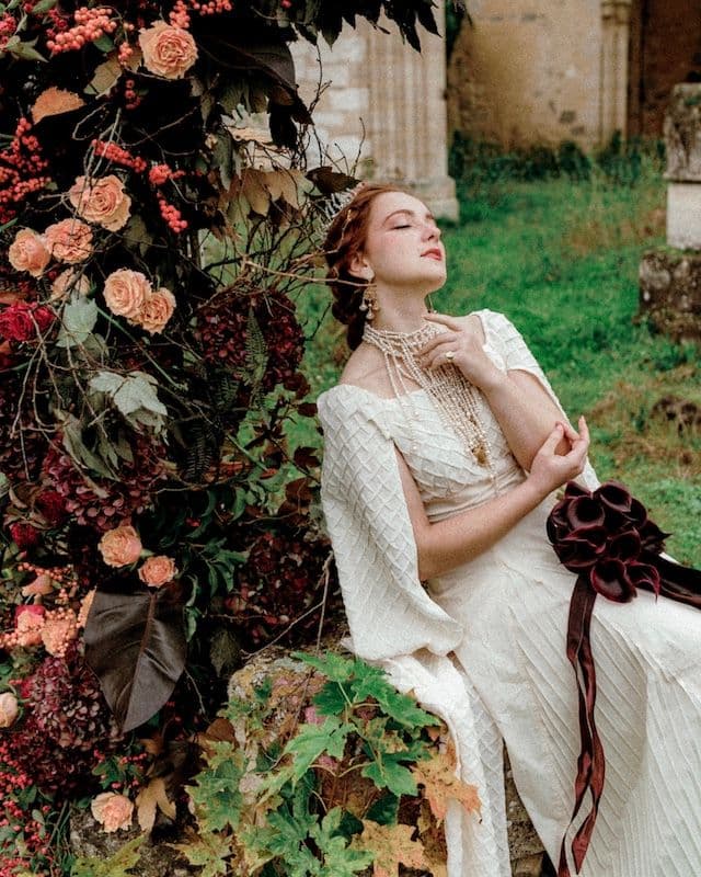 Bouquet de mariée Élégance Sombre – Callas bordeaux & feuilles de philodendron 