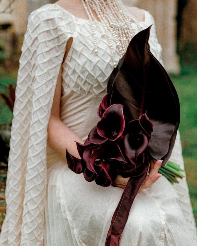 Bouquet de mariée Élégance Sombre – Callas bordeaux & feuilles de philodendron 