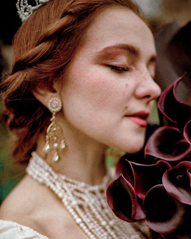 Bouquet de mariée Élégance Sombre – Callas bordeaux & feuilles de philodendron 