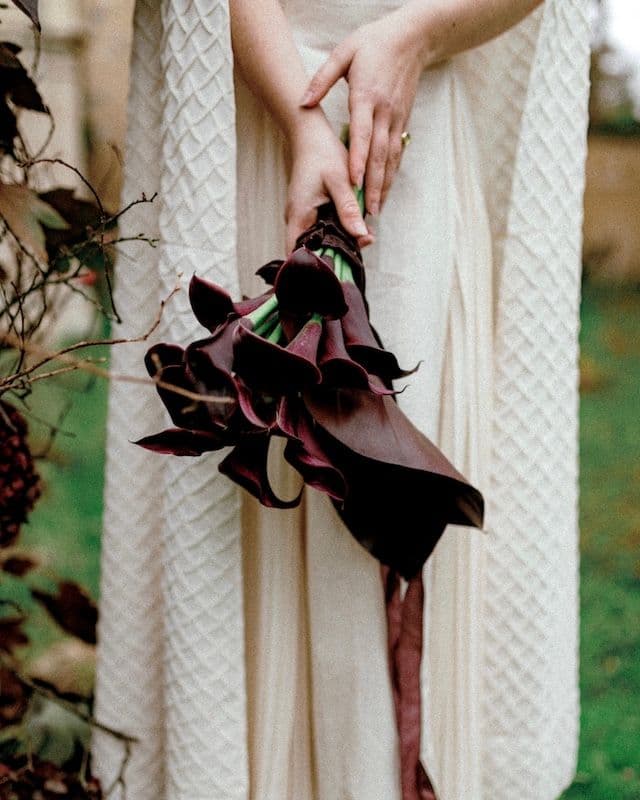 Bouquet de mariée Élégance Sombre – Callas bordeaux & feuilles de philodendron 