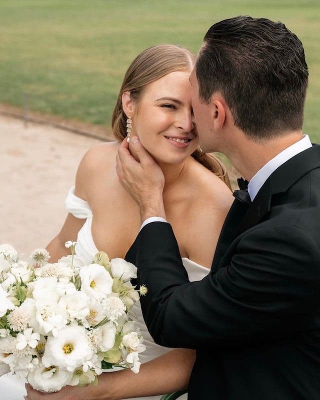 Espace de cérémonie pour elopement – Élégance pastel blanc & vert