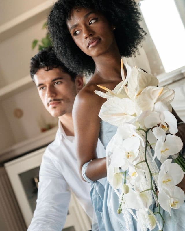 Bouquet de mariée cascade – Orchidées, Amarante & Anthurium