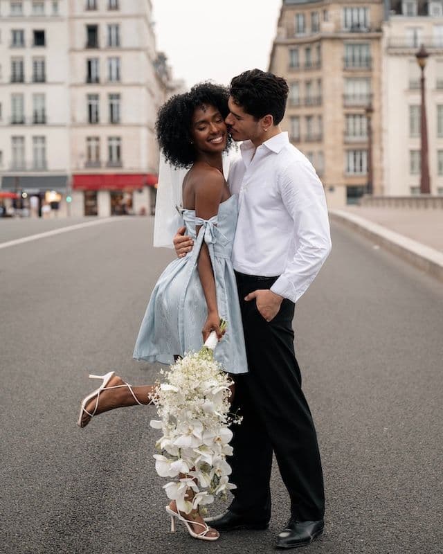 Bouquet de mariée cascade – Orchidées Phalaenopsis blanches & Gypsophile