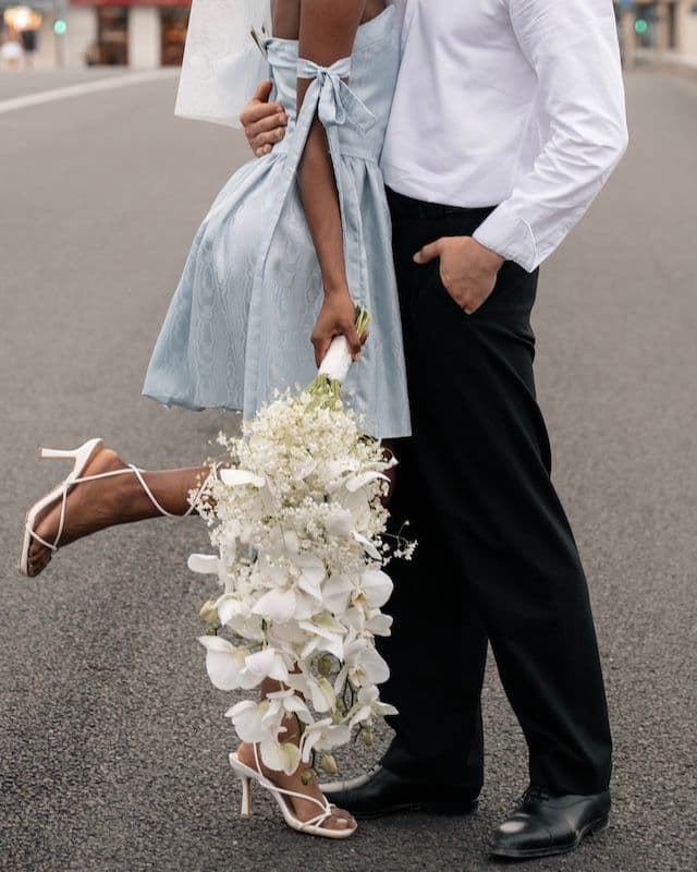 Bouquet de mariée cascade – Orchidées Phalaenopsis blanches & Gypsophile