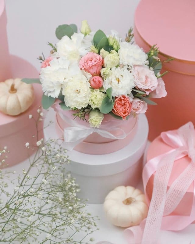 Boîte lumineuse avec lisianthus et roses