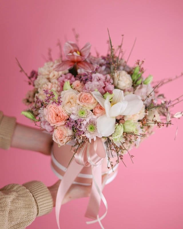 Boîte rose avec genêt et tulipes Brownies