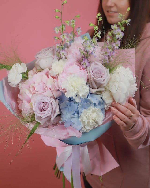  Bouquet aérien d'hortensias et de delphinium