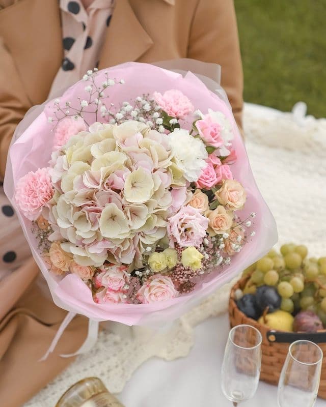 Bouquet aérien de roses buissonnes et d'hortensias