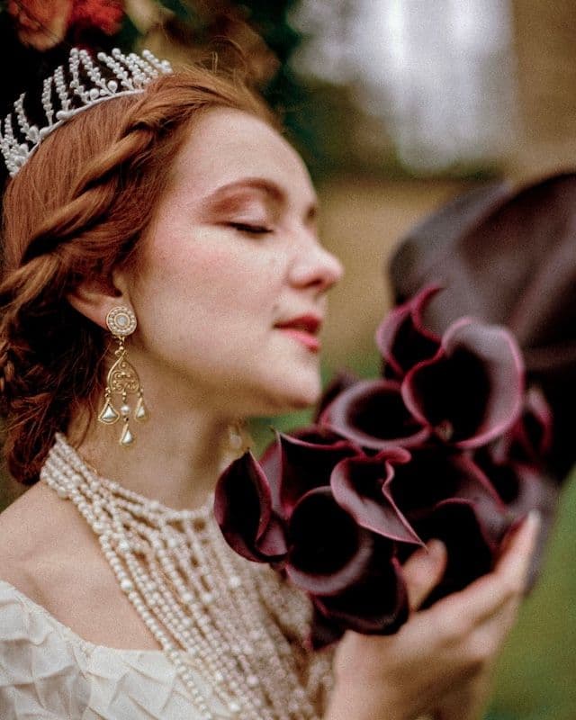 Bouquet de mariée Élégance Sombre – Callas bordeaux & feuilles de philodendron 