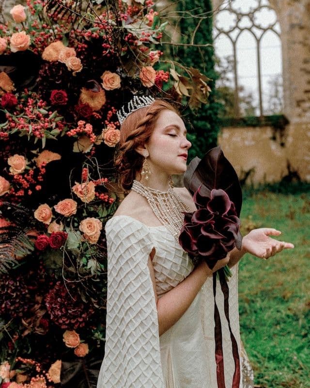 Bouquet de mariée Élégance Sombre – Callas bordeaux & feuilles de philodendron 